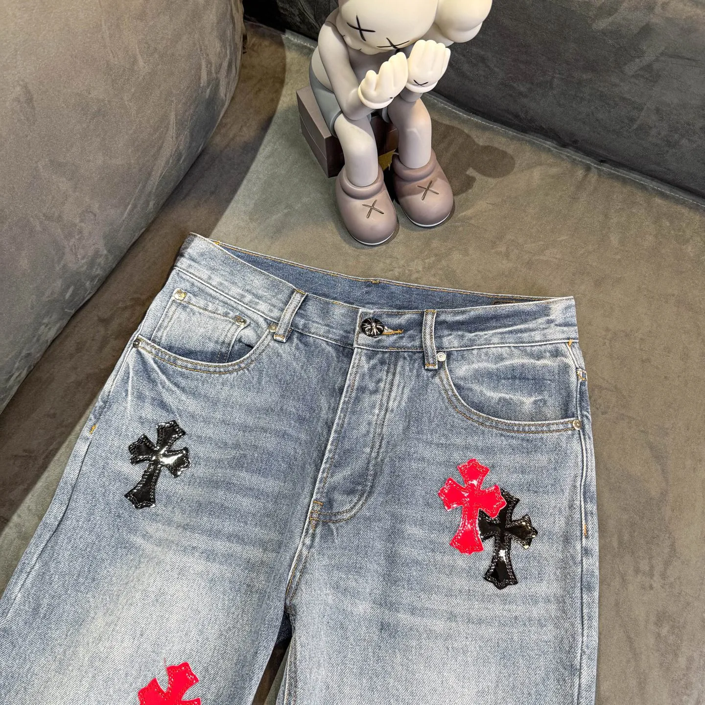 P280 Chrome Hearts blue denim with red black panther pattern multi-leather jeans. CH jeans need to be washed and then disassembled and hand-stitched with sheepskin cross leather and then spliced ​​to complete. The whole piece has too many craftsmanship to explain. The patchwork cross pattern is embellished, and the high-waisted washed jeans! ! Absolutely high-end luxury products, god-level single products and super popular products, made with top heavy industry, a must-see magic weapon. Customized hardware. The fabric is thick and soft after washing. It has good breathability. Customized small leather label. Unique design. The details are simple and elegant, and the workmanship is exquisite. The entire trousers are neatly routed and the details are in place! It’s so cool that both men and women can easily control the genderless trend! Color: Blue Size: 28 30 32 34 36